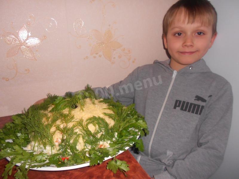 Шаг 12 приготовления Салат Сказка с копченой курицей слоями