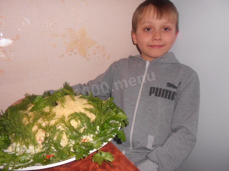 Шаг 13 приготовления Салат Сказка с копченой курицей слоями