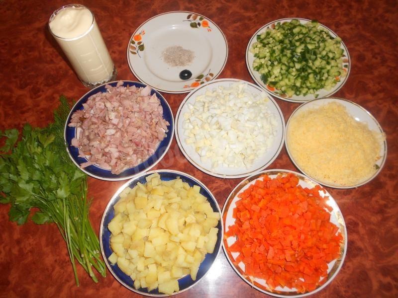 Шаг 2 приготовления Салат Сказка с копченой курицей слоями