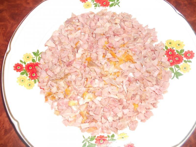 Шаг 3 приготовления Салат Сказка с копченой курицей слоями