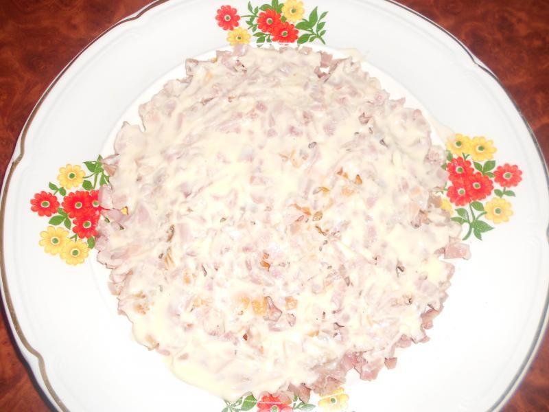 Шаг 4 приготовления Салат Сказка с копченой курицей слоями