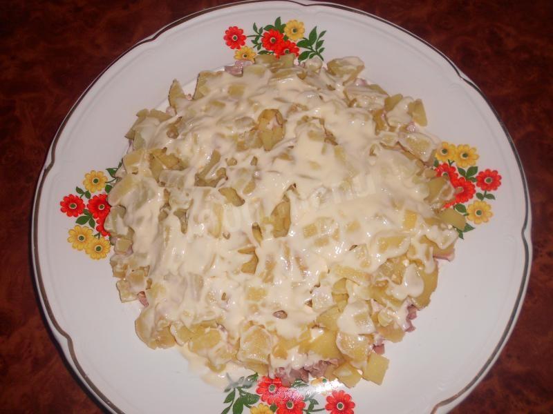 Шаг 5 приготовления Салат Сказка с копченой курицей слоями