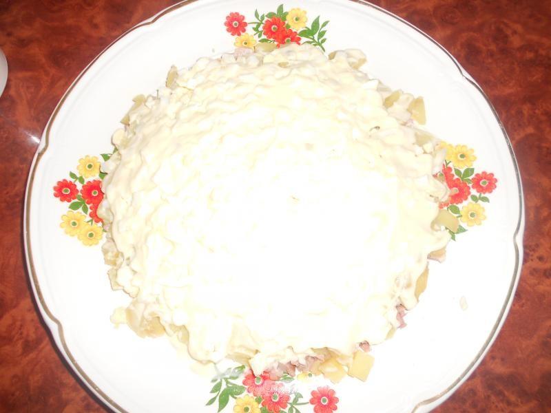 Шаг 6 приготовления Салат Сказка с копченой курицей слоями