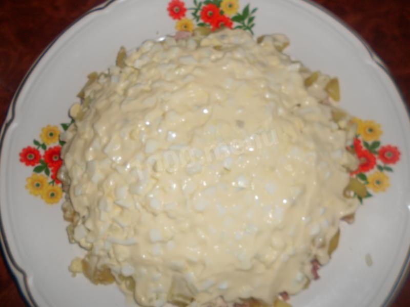 Шаг 7 приготовления Салат Сказка с копченой курицей слоями