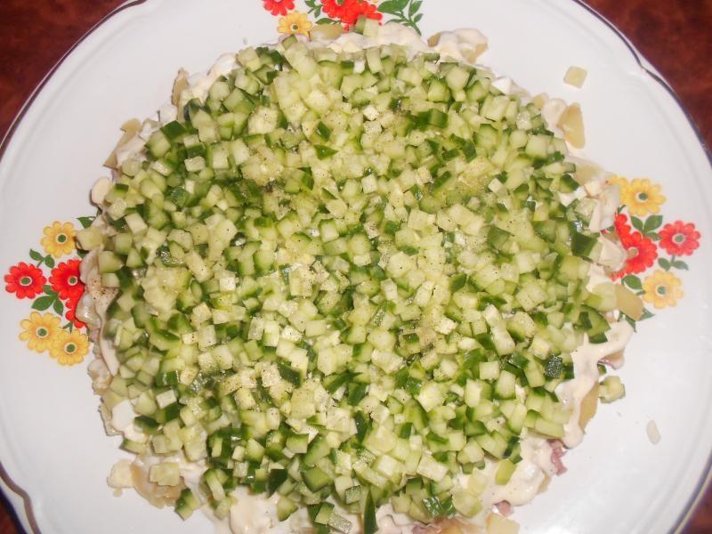 Шаг 8 приготовления Салат Сказка с копченой курицей слоями