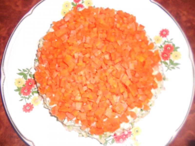 Шаг 9 приготовления Салат Сказка с копченой курицей слоями