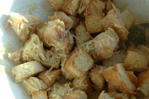 Шаг 5 приготовления Салат Цезарь с сухариками