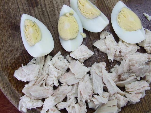Шаг 1 приготовления Весенний салат с курицей без майонеза