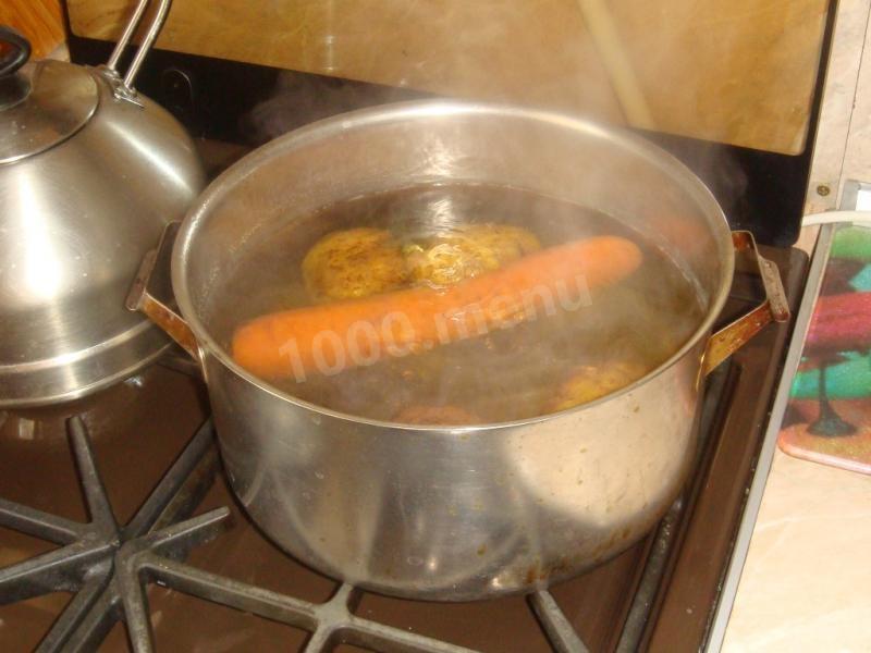 Шаг 1 приготовления Салат Оливье со свежими огурцами