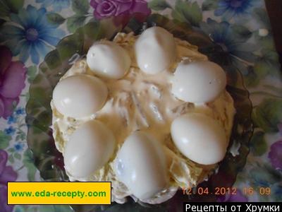 Шаг 14 приготовления Салат с фаршированными яйцами