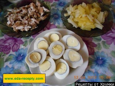 Шаг 8 приготовления Салат с фаршированными яйцами
