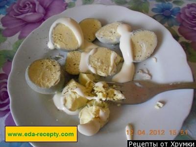 Шаг 9 приготовления Салат с фаршированными яйцами