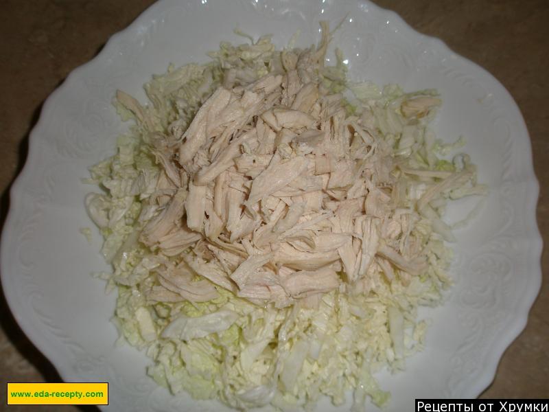 Шаг 4 приготовления Салат с курицей и маринованными огурчиками