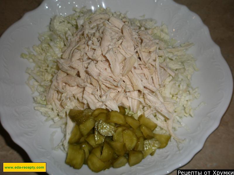 Шаг 5 приготовления Салат с курицей и маринованными огурчиками