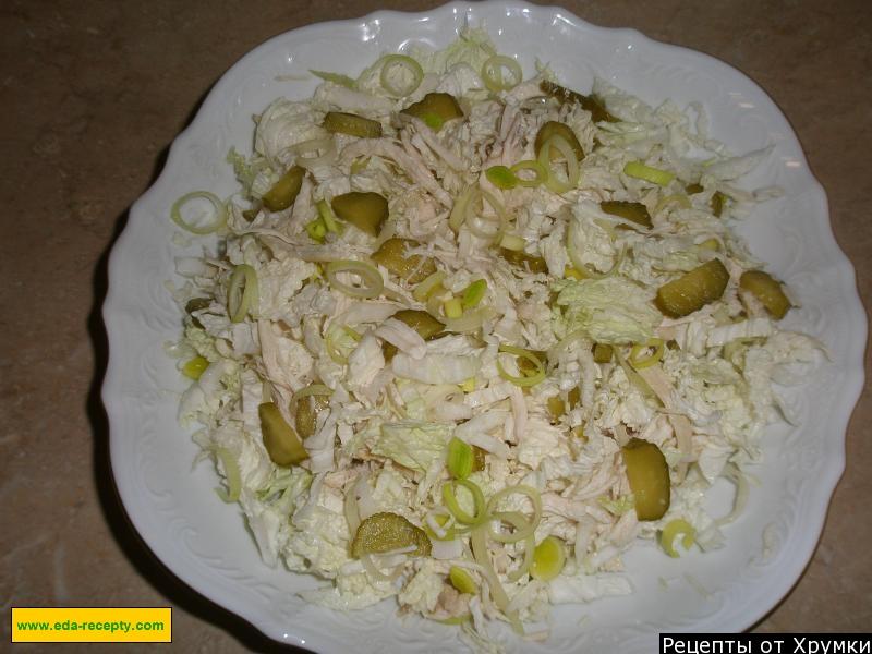 Шаг 7 приготовления Салат с курицей и маринованными огурчиками