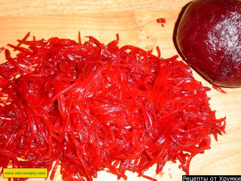 Шаг 2 приготовления салат из свеклы с изюмом и орехами