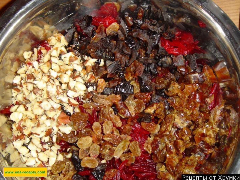 Шаг 4 приготовления салат из свеклы с изюмом и орехами