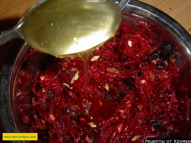 Шаг 6 приготовления салат из свеклы с изюмом и орехами