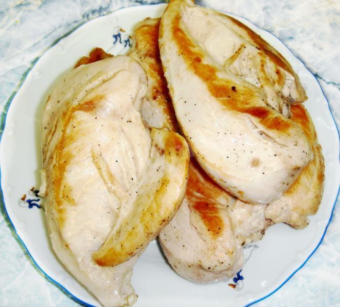 Шаг 5 приготовления Салат из курицы с консервированным ананасом