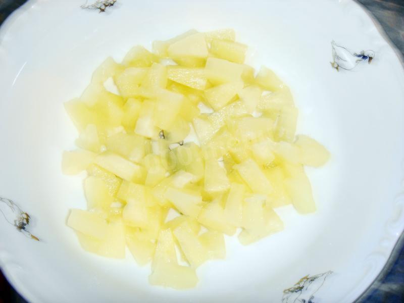 Шаг 8 приготовления Салат из курицы с консервированным ананасом