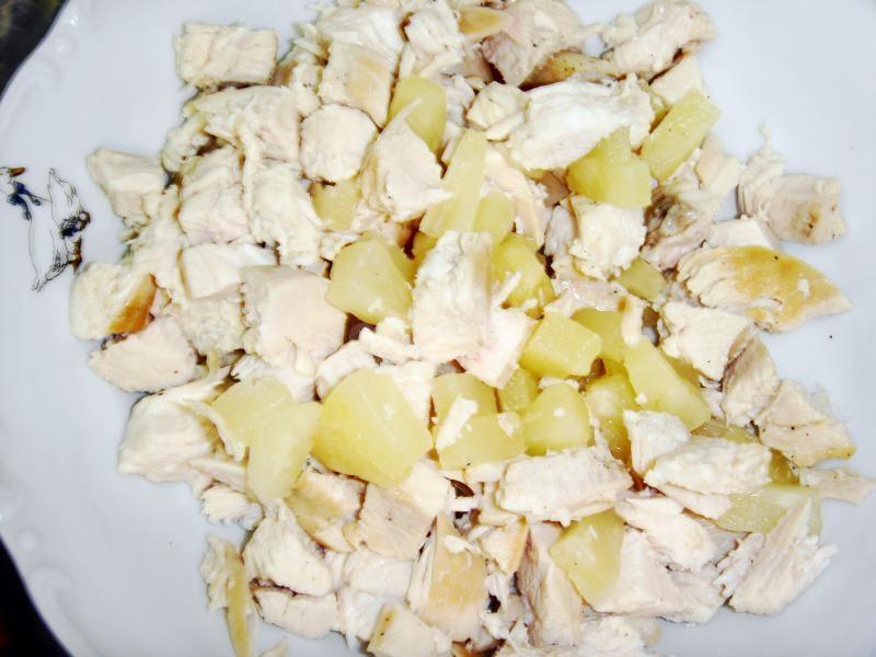 Шаг 9 приготовления Салат из курицы с консервированным ананасом