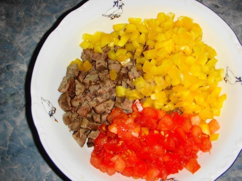 Шаг 6 приготовления Теплый салат с куриной печенью и помидорами