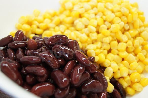 Шаг 1 приготовления Салат с кукурузой Мазурка