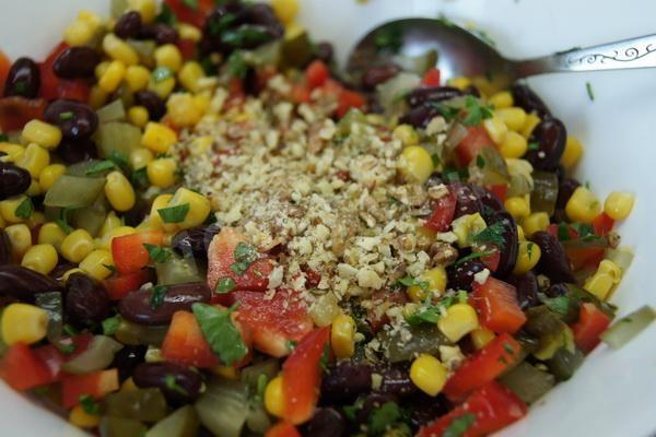 Шаг 5 приготовления Салат с кукурузой Мазурка