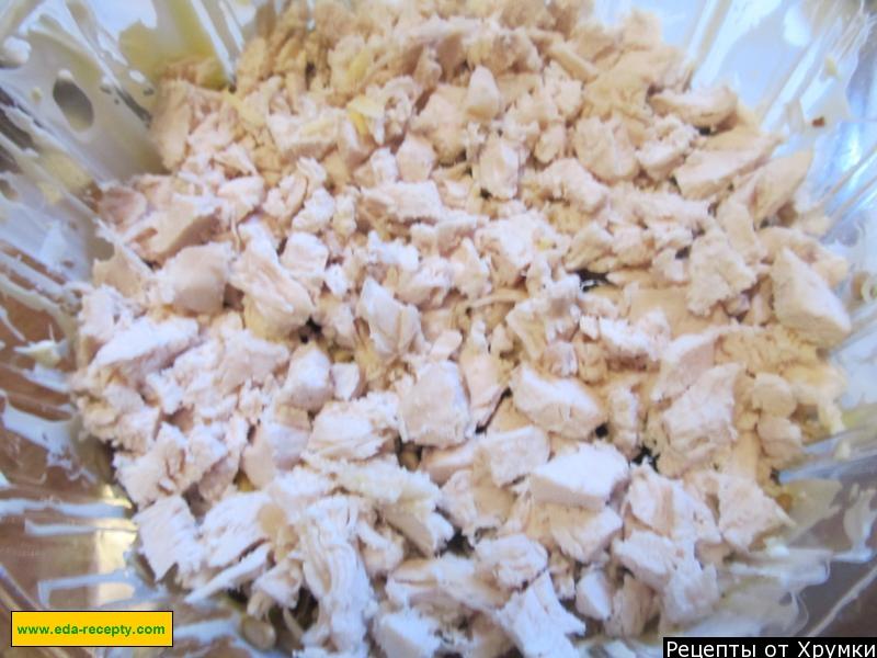 Шаг 4 приготовления Салат с курицей, шампиньонами, гранатом и сыром