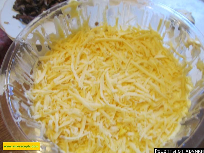 Шаг 5 приготовления Салат с курицей, шампиньонами, гранатом и сыром