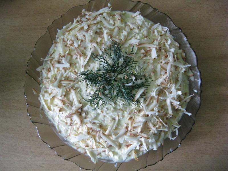 Шаг 1 приготовления Салат слоями крабовые палочки помидоры сыр