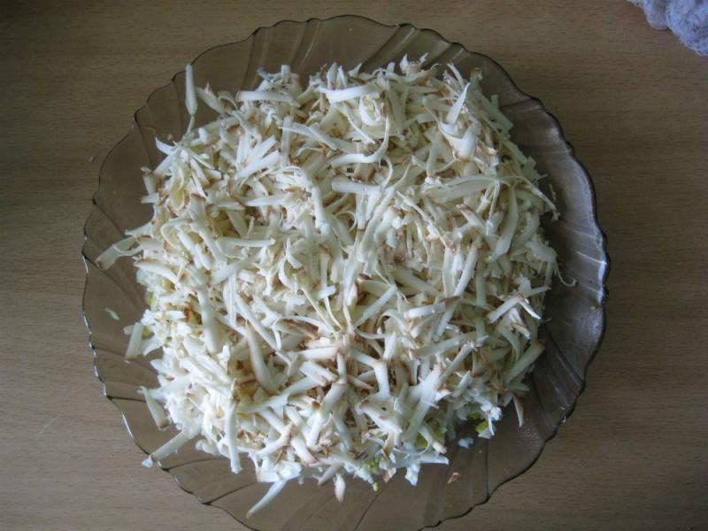 Шаг 6 приготовления Салат слоями крабовые палочки помидоры сыр