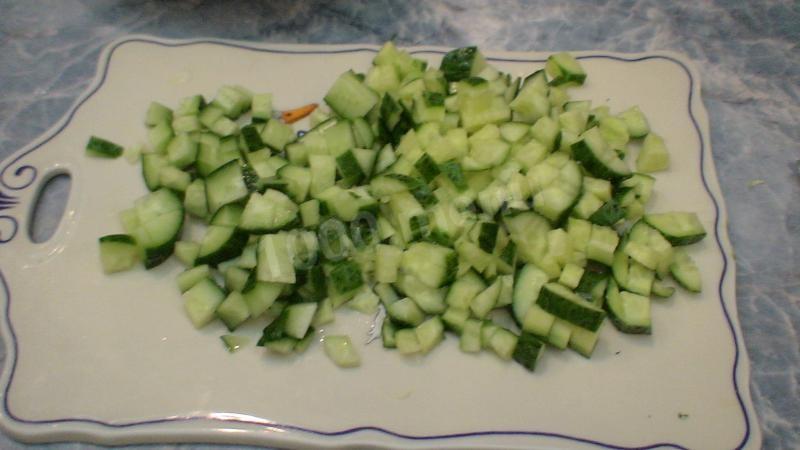 Шаг 1 приготовления Зеленый салат из огурцов с луком