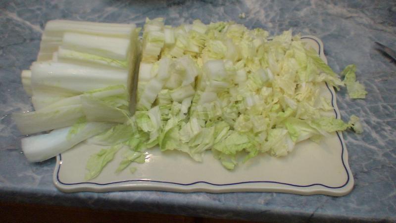 Шаг 3 приготовления Зеленый салат из огурцов с луком