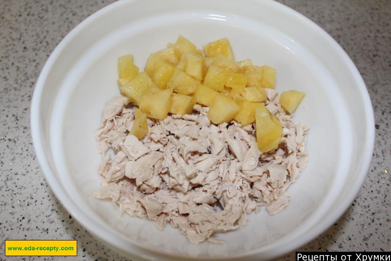 Шаг 3 приготовления Салат Свежесть из курицы с ананасами и крабовыми палочками