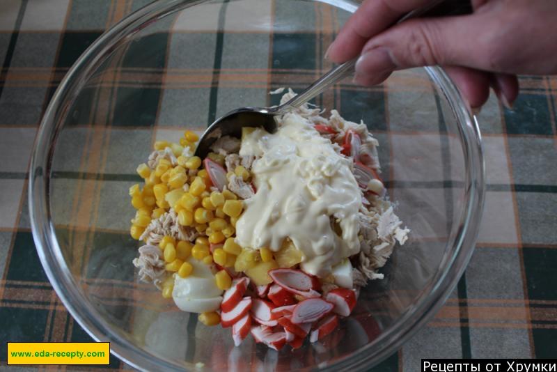 Шаг 6 приготовления Салат Свежесть из курицы с ананасами и крабовыми палочками
