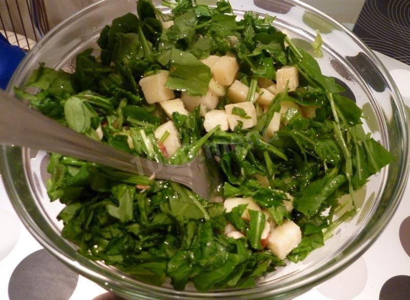 Обложка рецепта Салат с грушей и кедровыми орехами