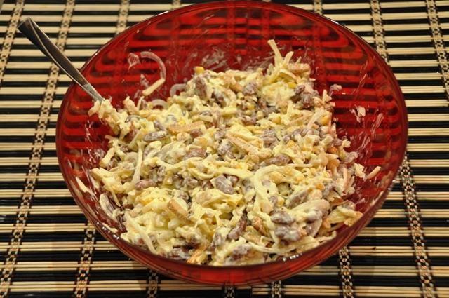 Шаг 11 приготовления Салат из фасоли с сыром
