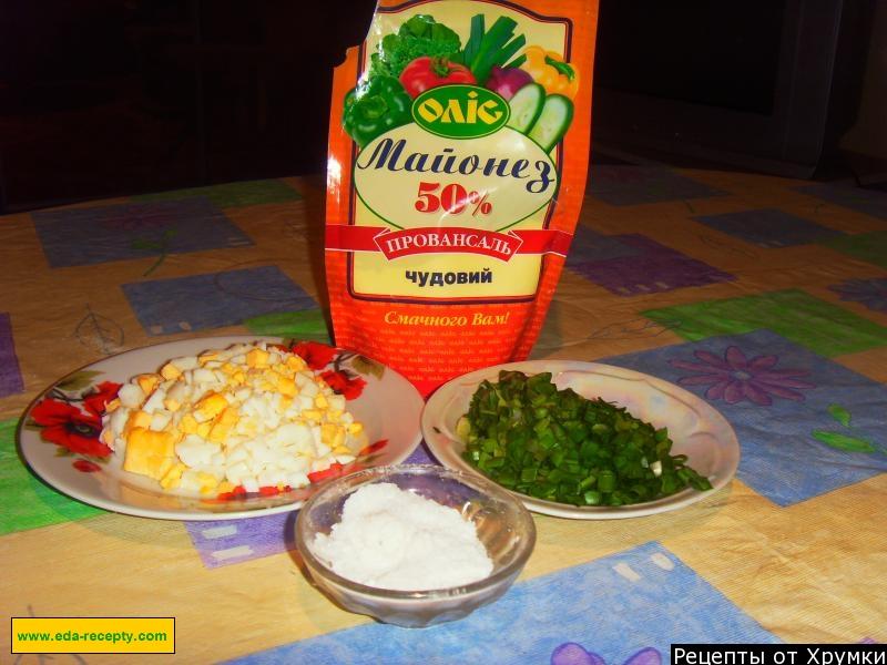 Шаг 1 приготовления Салат на оливковом масле с яйцом и зеленым луком