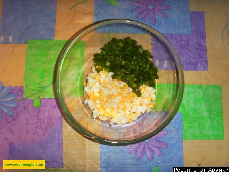 Шаг 3 приготовления Салат на оливковом масле с яйцом и зеленым луком