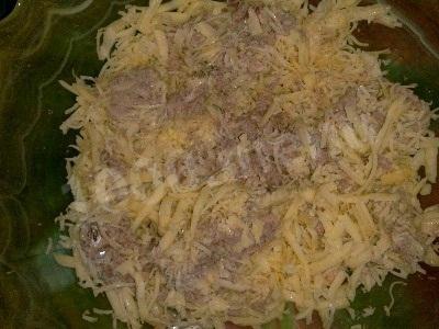 Шаг 4 приготовления Рыбный салат сайра сыр чеснок