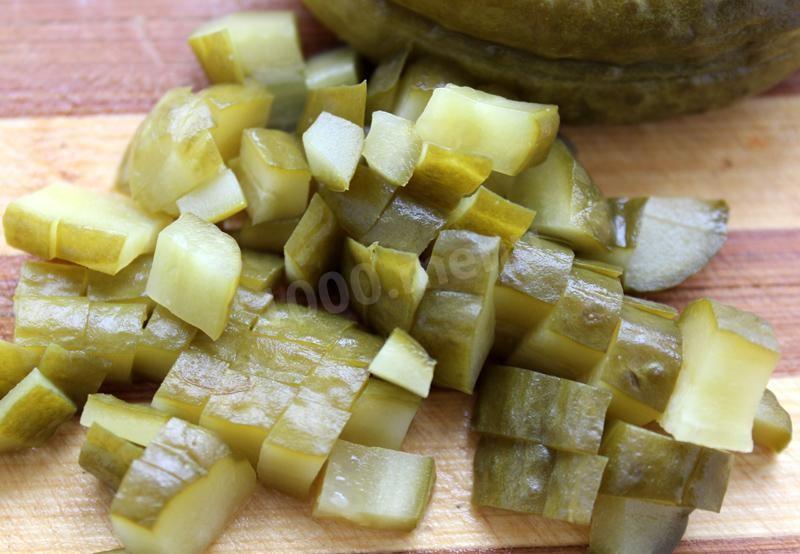 Шаг 3 приготовления Рыбный салат с копченой скумбрией, солеными огурцами