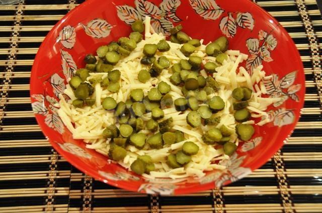 Шаг 4 приготовления Салат из чернослива с помидорами и сыром