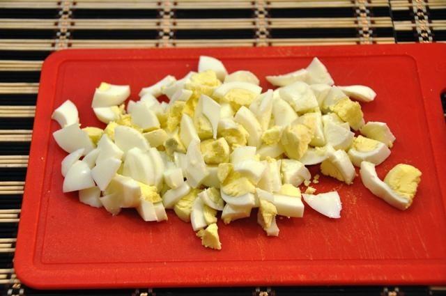 Шаг 6 приготовления Салат из чернослива с помидорами и сыром