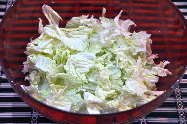 Шаг 3 приготовления Салат жареная курица зеленый горошек