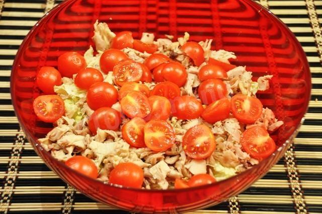 Шаг 6 приготовления Салат жареная курица зеленый горошек