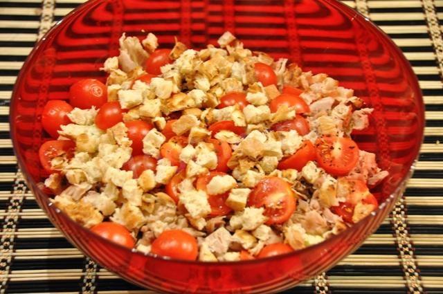 Шаг 7 приготовления Салат жареная курица зеленый горошек
