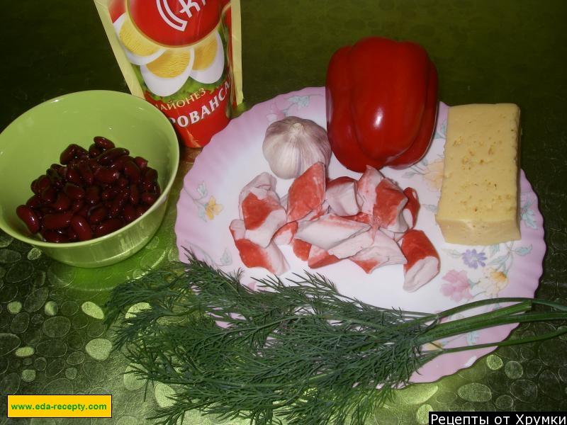 Шаг 1 приготовления Салат красный болгарский перец с крабовыми палочками и сыром