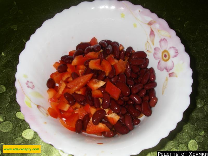 Шаг 3 приготовления Салат красный болгарский перец с крабовыми палочками и сыром