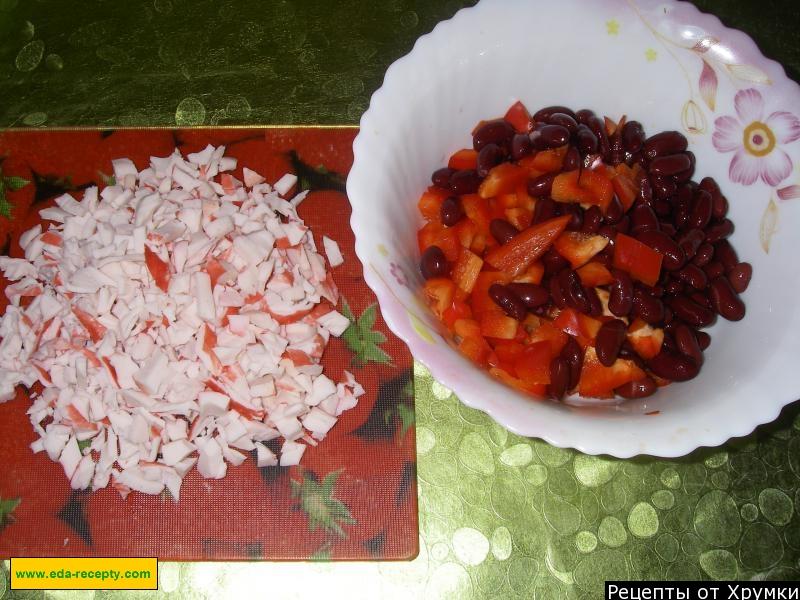 Шаг 4 приготовления Салат красный болгарский перец с крабовыми палочками и сыром